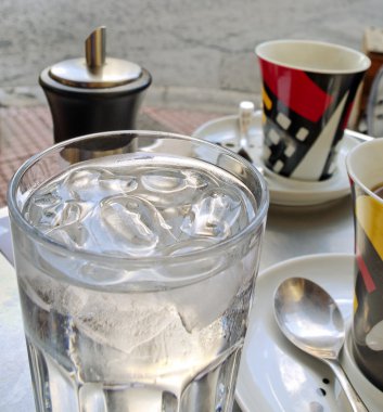 Caddesi üzerinde açık kafe.