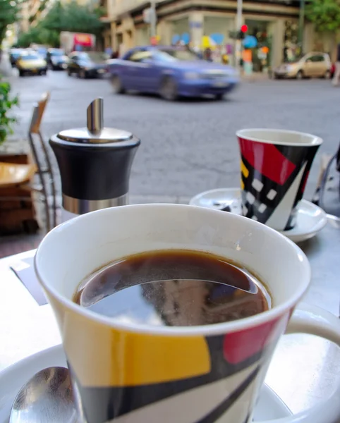 Открытое кафе на улице . — стоковое фото