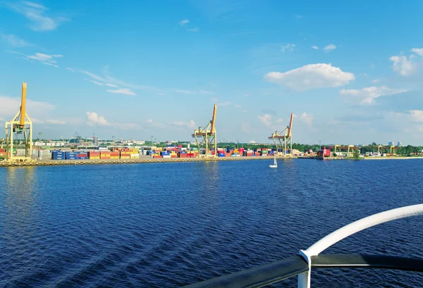 Uitzicht op de haven met container. — Stockfoto