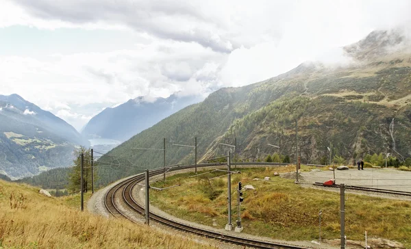 Eisenbahn in den Alpen. — Stockfoto