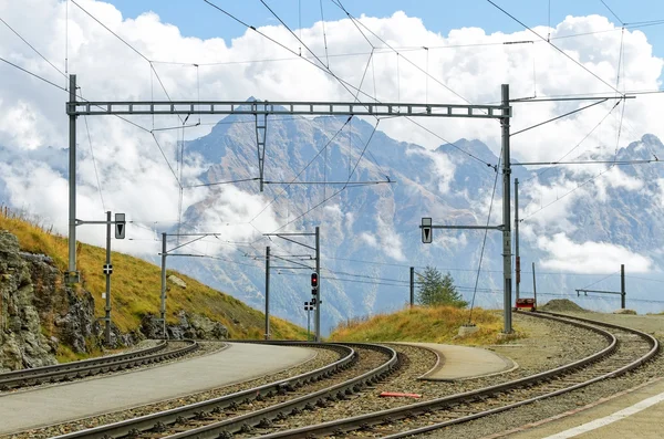 Eisenbahn in den Alpen. — Stockfoto