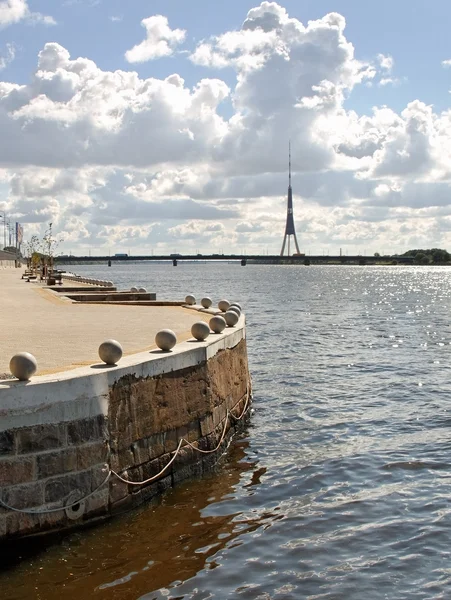 Rivier Daugava in Riga. — Stockfoto