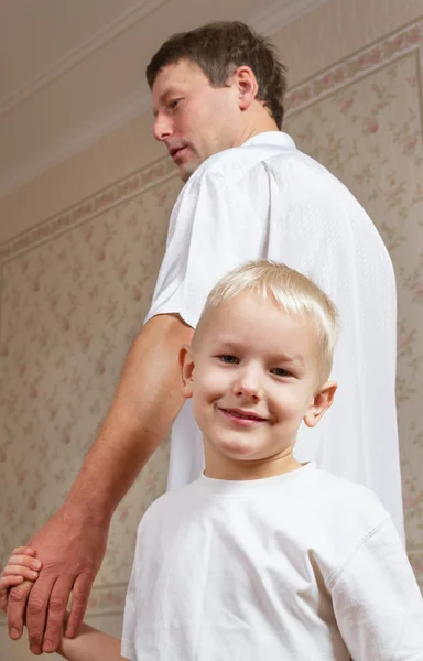 Niño y su padre . — Foto de Stock