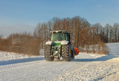 Doğal köy yolunda.