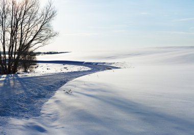 Doğal köy yolunda.