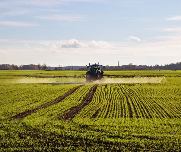 Traktor dengan sprayer di lapangan . — Stok Foto