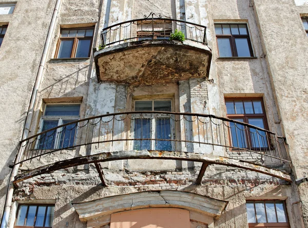 Abandoned house with balkony. — Stock Photo, Image