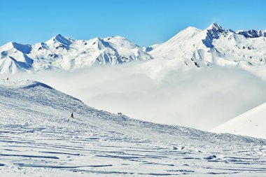 Dağ tarafı sürme snowboarder