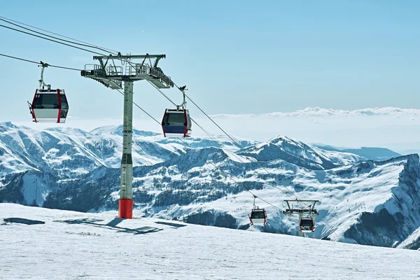 Lanovky v lyžařském středisku Gudauri — Stock fotografie