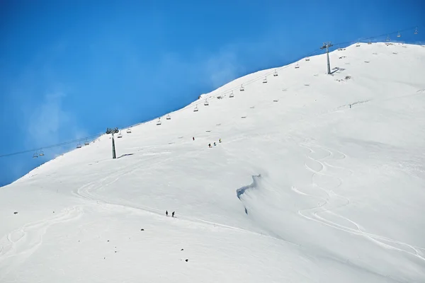 O teleférico na estação de esqui de Gudauri — Fotografia de Stock