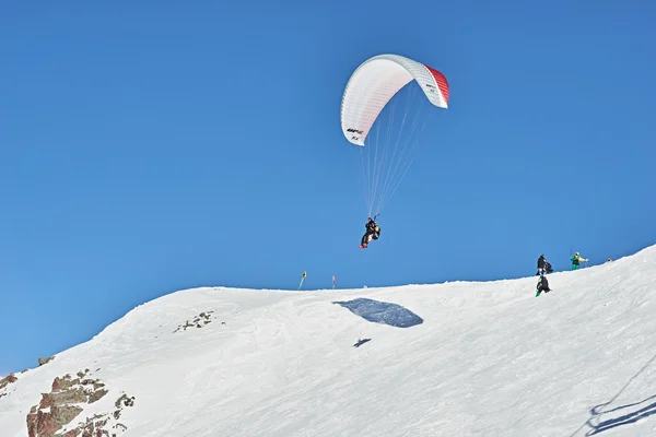 Egy ember, egy siklóernyővel a hegyekben közlekedő — Stock Fotó