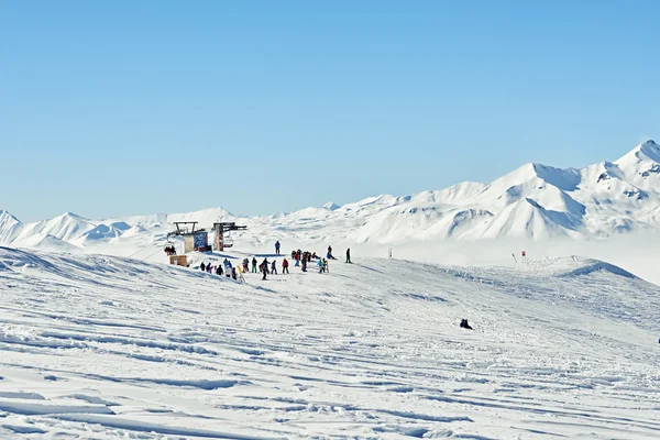 GUDAURI, GEORGIA - FEVEREIRO 19: Esquiadores e snowboarders estão no topo da montanha em Gudauri, Geogria, perto dos teleféricos de esqui em fevereiro de 2016 — Fotografia de Stock