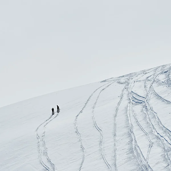 Due sciatori e tracce di freeride in montagna — Foto Stock