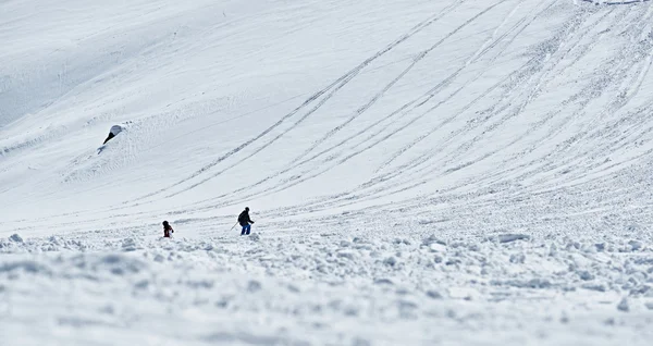 Adam kayakçı slaytlar aşağı dağ tarafı — Stok fotoğraf