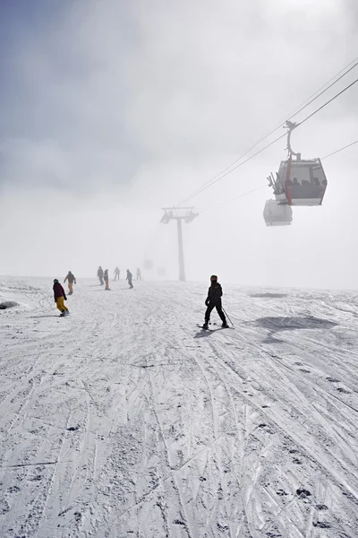 Esquiadores e snowboarders estão no topo da montanha — Fotografia de Stock