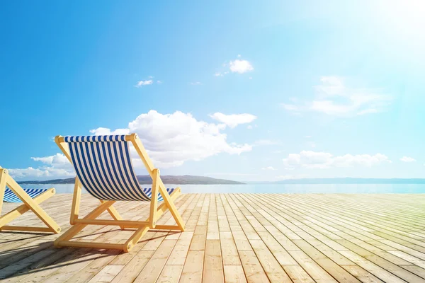 Terrasse de piscine avec chaises longues — Photo