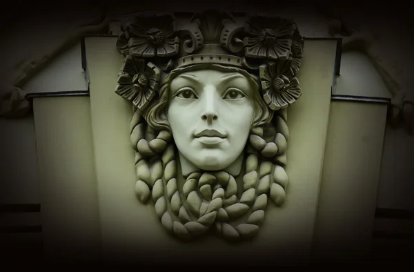 Όμορφη γυναίκα κεφάλι, παλιά αρχιτεκτονική διακόσμηση, στιλ αρ νουβό — Φωτογραφία Αρχείου
