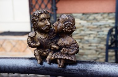 Küçük bronz heykel adanmış Macar Devlet adamı Kont Bercsenyi Miklos ve eşi, Uzhgorod, Ukrayna
