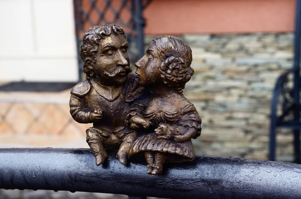 Piccola statua in bronzo dedicata al conte ungherese Bercsenyi Miklos e sua moglie, Uzhgorod, Ucraina — Foto Stock