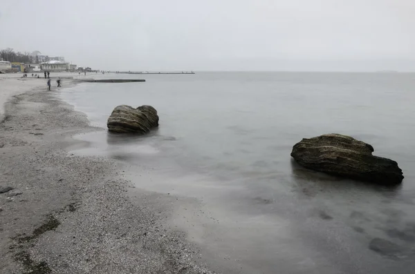 Odessa Karadeniz'in kamu plaj sahil Kış saati, Güney Ukrayna sırasında kireçtaşı rock taşlarla — Stok fotoğraf