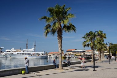  Pafos sahil ile palm ağaçlar, balıkçı ve Baf, Cyprus.Paphos - eski şehir Unesco listpaphos, Kıbrıs dahil - 20 Nisan tarihinde 20 Nisan 2016 tekne: Paphos sahil PA görünümünü