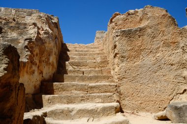 Kralların, Paphos, Kıbrıs, Avrupa, unesco mirası'nın ünlü antik landmark mezarların catacombs önde gelen merdiven