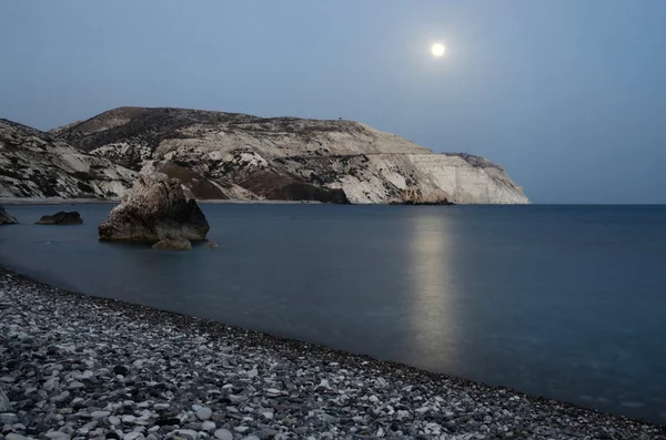 Notte paesaggio marino di Afrodite Rocks spiaggia con luna splendente, bithplace di dea greca dell'amore, Paphos, Cipro occidentale, chiamato anche Petra tou Romiou, famoso punto di riferimento — Foto Stock