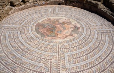 Yunan mitolojisi - Labirent, arkeolojik park kral mezarları, Paphos, Kıbrıs, unesco miras Theseus ve Minotaur savaş sahneleri ile antik Roma Villa mozaik zeminlerin