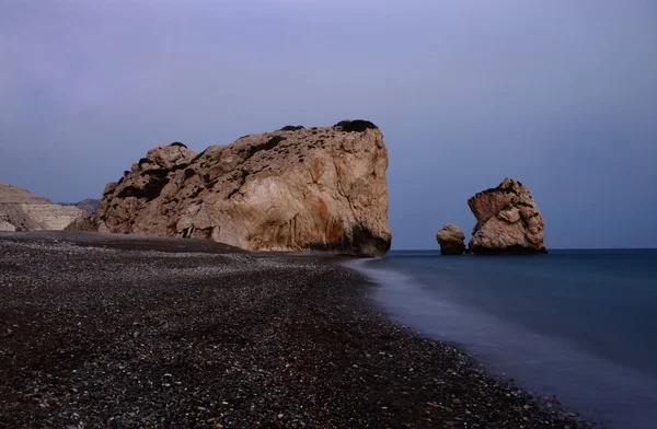 Gece deniz manzarası Aphrodite's Rocks beach, bithplace, aşk, Paphos, Batı Kıbrıs'ın (Petra tou Romiou) Yunan tanrıçası, popüler Simgesel Yapı — Stok fotoğraf