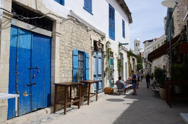 Smalle straatjes van Turkse kwartaal in de oude stad. Het is de tweede grootste stad van het land, economische, culturele en financiële centrum — Stockfoto