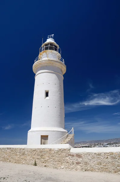 Oude witte vuurtoren in de buurt van de stad van nieuwe Paphos, Cyprus, Middellandse Zeekust, Europa — Stockfoto