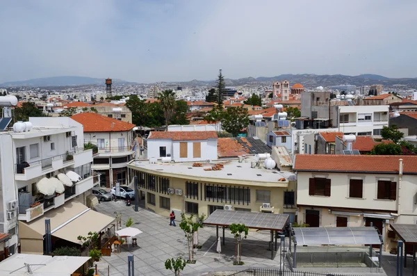 Vista da cidade velha Limassol do telhado medieval do castelo. É a segunda cidade a maior em Chipre, centro econômico, cultural e financeiro — Fotografia de Stock