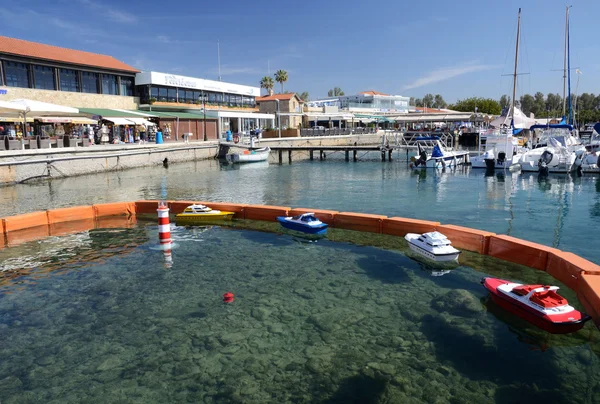 Paphos yacht club med förtöjda båtarna och skeppare träningssimulator, Cypern — Stockfoto