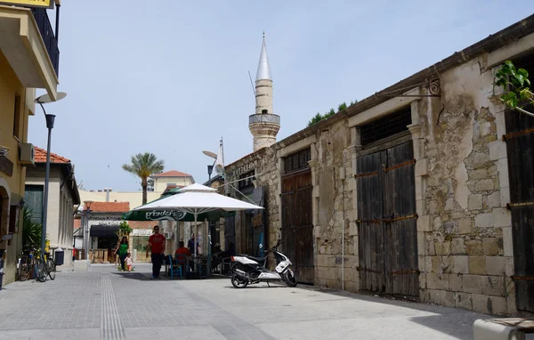 LIMASSOL (LEMESOS), CYPRUS - APRIL 23, 2016: Street near mosque in medieval Turkish quarter of old town.It's largest city of Cyprus in geographical size — Stock Photo, Image