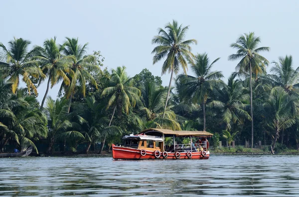 Toeristische boot bij Kerala backwaters, Alleppey, India.It is een aaneenschakeling van lagunes en meren in de buurt van Arabische Zee (de Malabarkust) van de staat Kerala in Zuid-India — Stockfoto