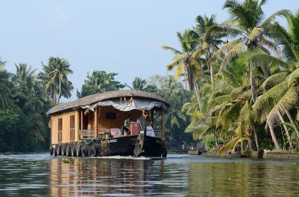 Alleppey, India - 10 December: niet-geïdentificeerde toeristische boot bij Kerala backwaters op December 10, 2013 in Alleppey, Kerala, India.It is een keten van lagunes en meren die parallel aan Malabar kust liggen — Stockfoto