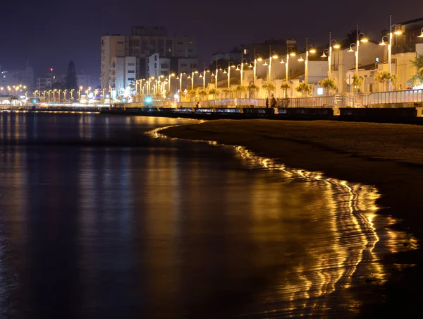 Golden evening on Larnaca seafront with lanterns and reflection on the beach.It is a city on southern coast and capital of eponymous district. — Stock Photo, Image