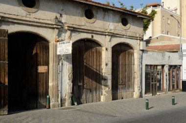 Larnaca, Kıbrıs - 7 Nisan 2016: kapalı eski depo şimdi Hediyelik eşya dükkanları, kafeler, sanat galerileri ve Restoran İngiliz sömürge döneminden, geldi. Larnaka - Güney Kıbrıs sahil ve eponymous bölgesinin başkenti şehir