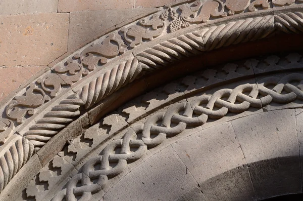 Bordo dell'arco ornamentale floreale del tempio armeno, antica arte cristiana, patrimonio unesco, monastero di Ejmiadzin — Foto Stock