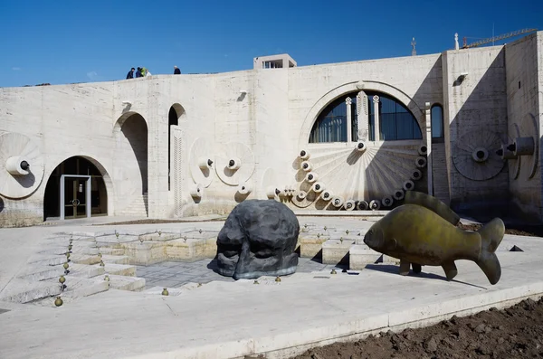 YEREVAN, ARMENIA - 8 marzo 2015: Statue d'arte moderna volto umano e pesce vicino a Yerevan Cascade, scala gigante a Yerevan, Armenia. E 'importante punto di riferimento della città completato nel 1980 — Foto Stock