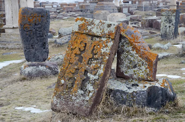 Каменные кресты (хачкар) с традиционным орнаментом на средневековом кладбище Норатус, Армения, объект культурного наследия ЮНЕСКО и знаменитая туристическая достопримечательность — стоковое фото