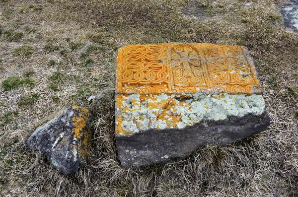 Khachkar de pierre avec ornement traditionnel au cimetière médiéval Noratus, Arménie, site du patrimoine culturel de l'Unesco et attraction touristique célèbre — Photo