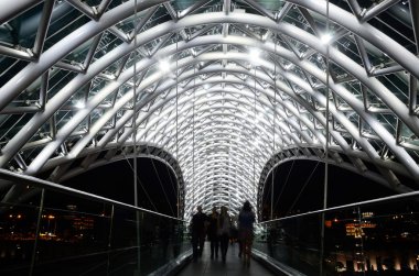 yay şeklindeki yaya köprüsü barış mtkvari Nehri, (tiflis), Tiflis Gürcistan üzerinden gece manzarası