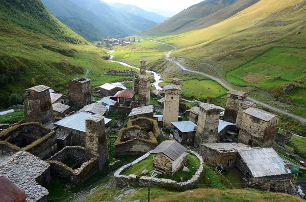 Chazhashi ve murqmeli köyleri, üst svaneti, Gürcistan, Kafkasya, unesco miras site.view kraliçesi tamar kuleden en yüksek Avrupa yerleşim bir parçası — Stok fotoğraf