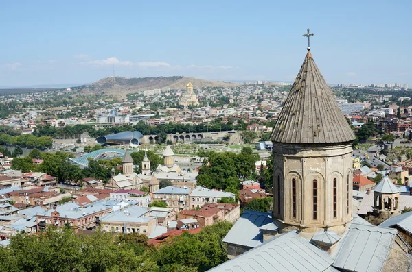 Telhados de Tbilisi antigo com topo da Igreja de Santa Belém, vista da fortaleza de Narikala, Georgia.One de destino de viagem popular — Fotografia de Stock