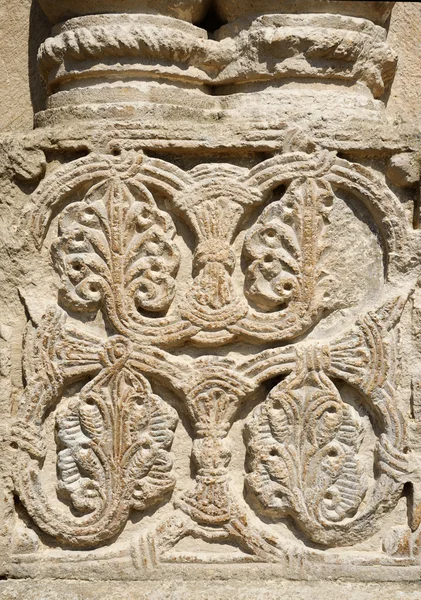 Adorno floral georgiano tradicional en la pared de la catedral de Bagrati, Kutaisi, Georgia —  Fotos de Stock