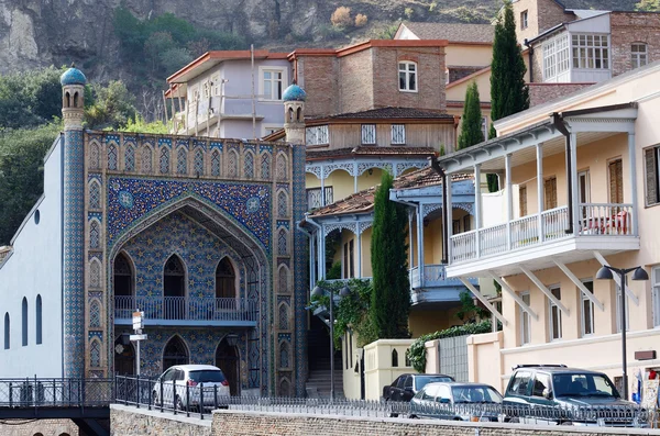 Beroemde bezienswaardigheid van de tbilisi - moskee in de buurt van middeleeuwse zwavel baadt in abanotubani district, meidan vierkante, historische deel van stad, populaire toeristische bestemming, Georgië — Stockfoto