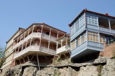 Tiflis - ahşap balkon ve taş oymalar, georgia, unesco miras abanotubani tarihi kesiminde geleneksel Gürcü Mimarisi