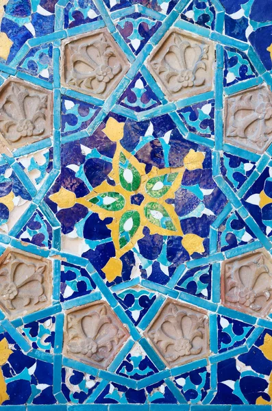 Bella vecchia piastrella di ceramica con ornamento floreale - elemento esterno arabo tradizionale della moschea nel distretto di Abanotubani, Tbilisi, Georgia. Un bell'esempio di stile architettonico islamico — Foto Stock