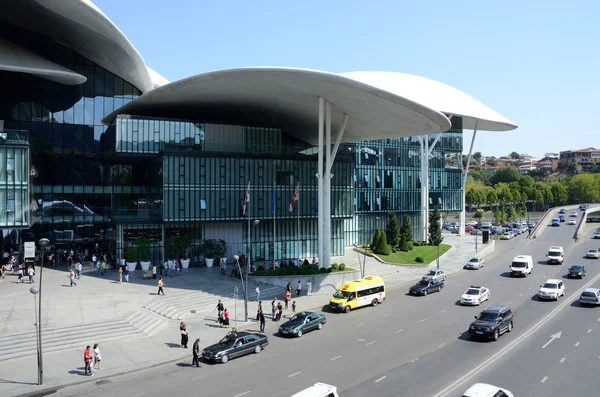 TBILISI, GEORGIA - 16 SEPTEMBRIE 2014: Clădire modernă Casa de Justiție și Registrul Civil Agenția de la râul Mktvari în centrul orașului Tbilisi . — Fotografie, imagine de stoc